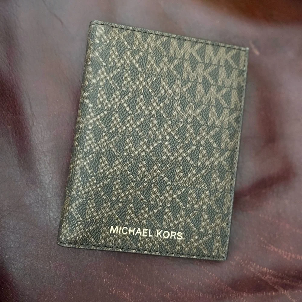 ✈️ 🛳️ NWOT Michael Kors Jet Set Travel Passport Holder Wallet - Brown